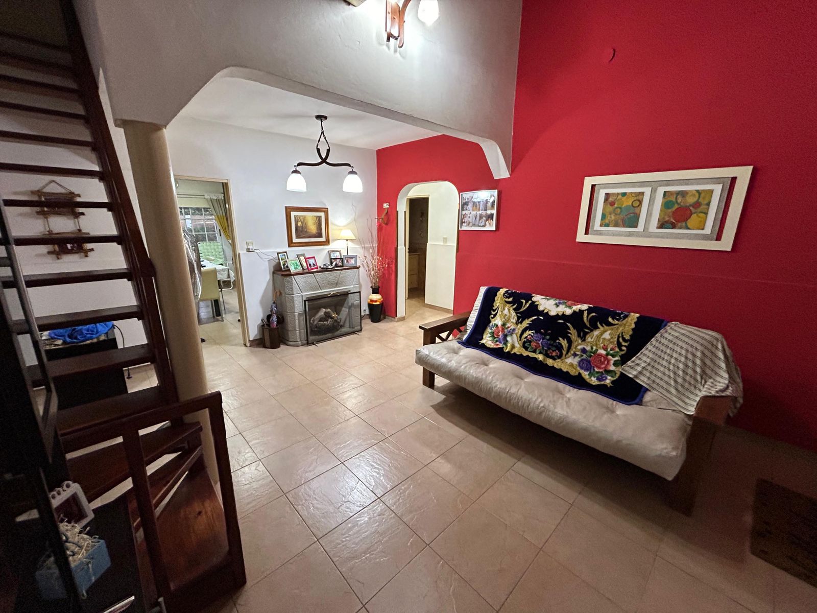 Amplia residencia con departamento independiente y quincho - 7