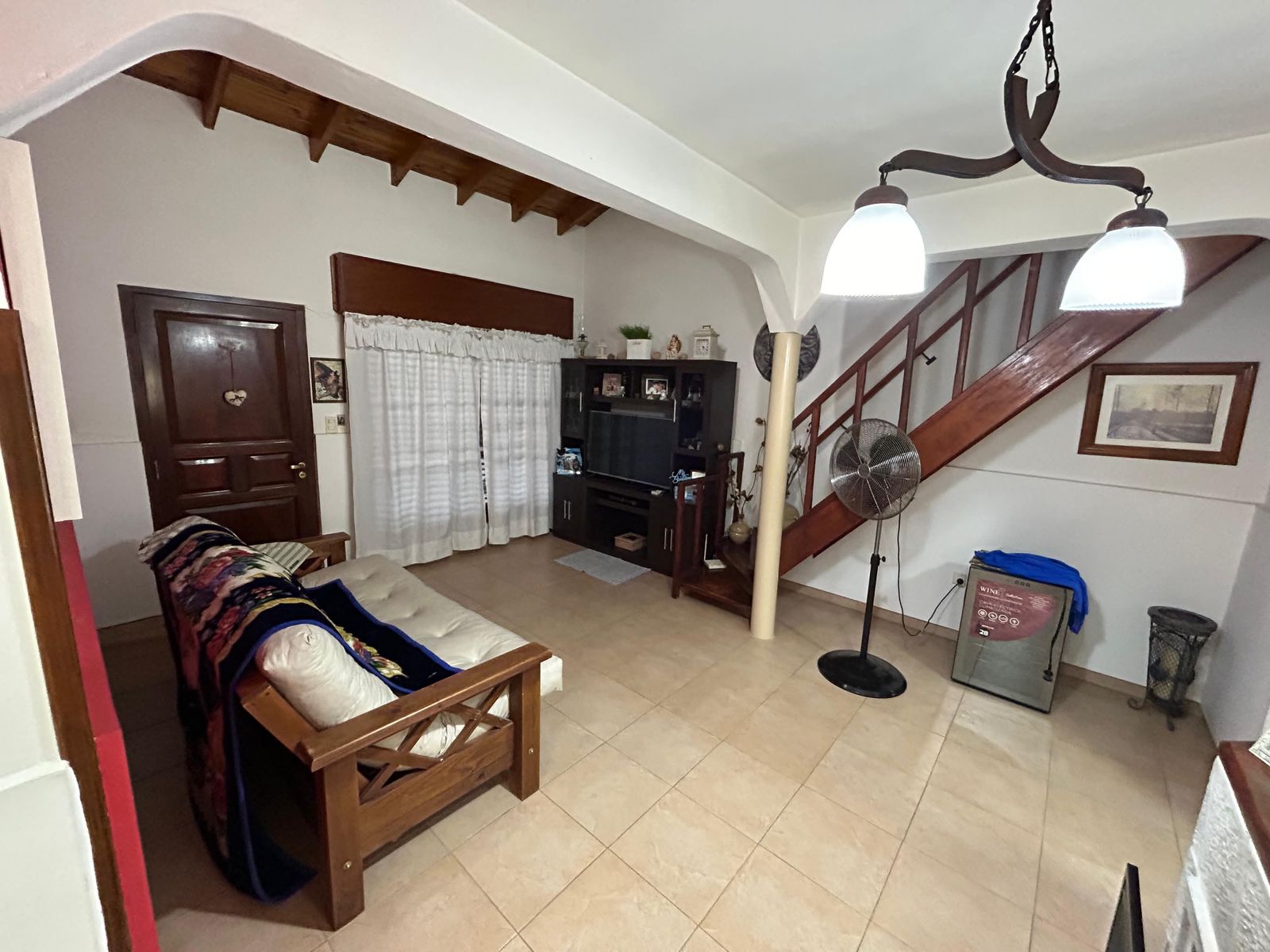 Amplia residencia con departamento independiente y quincho - 8