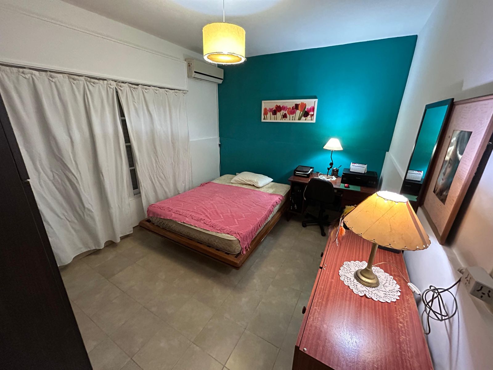 Amplia residencia con departamento independiente y quincho - 9