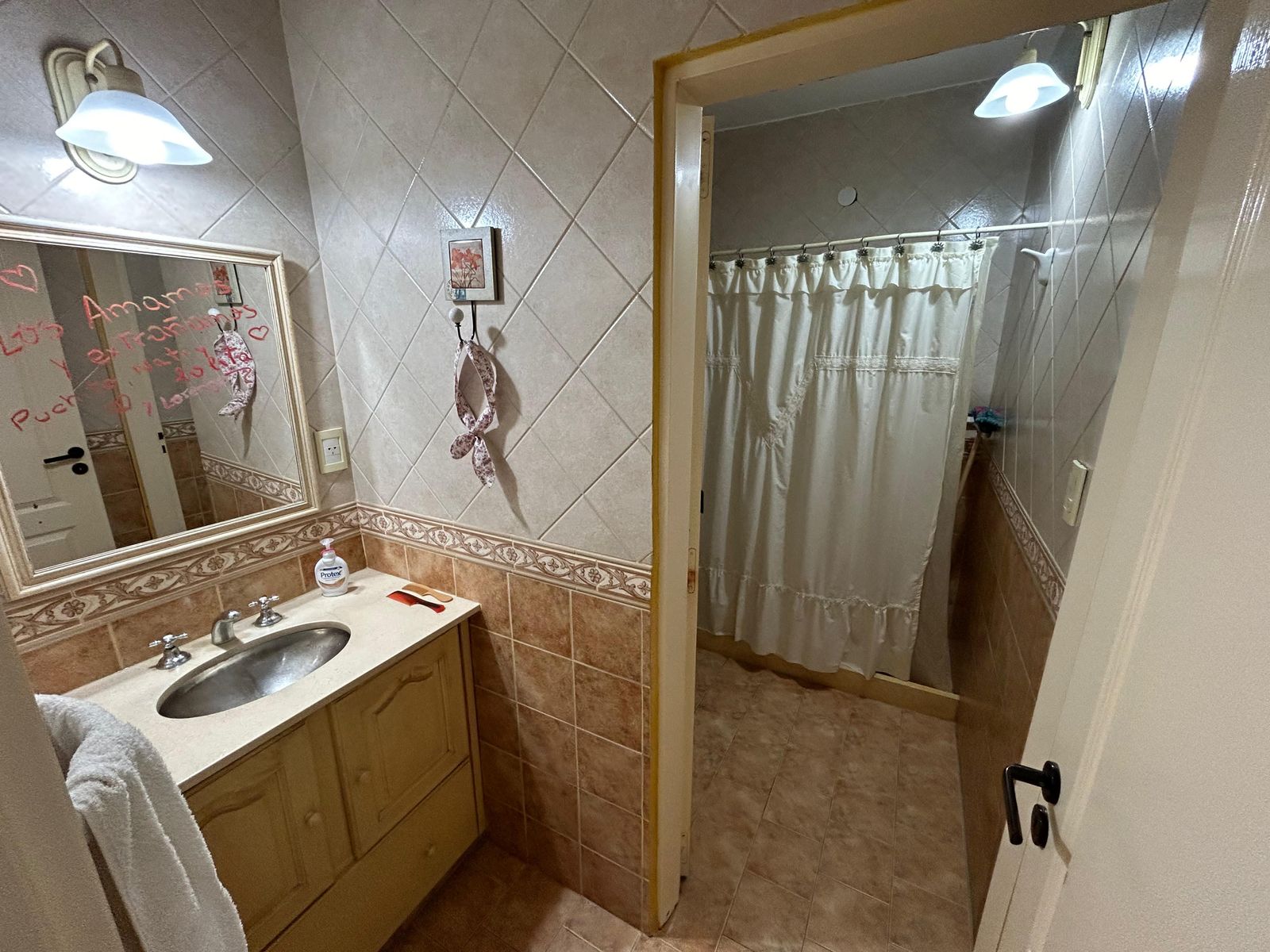 Amplia residencia con departamento independiente y quincho - 10