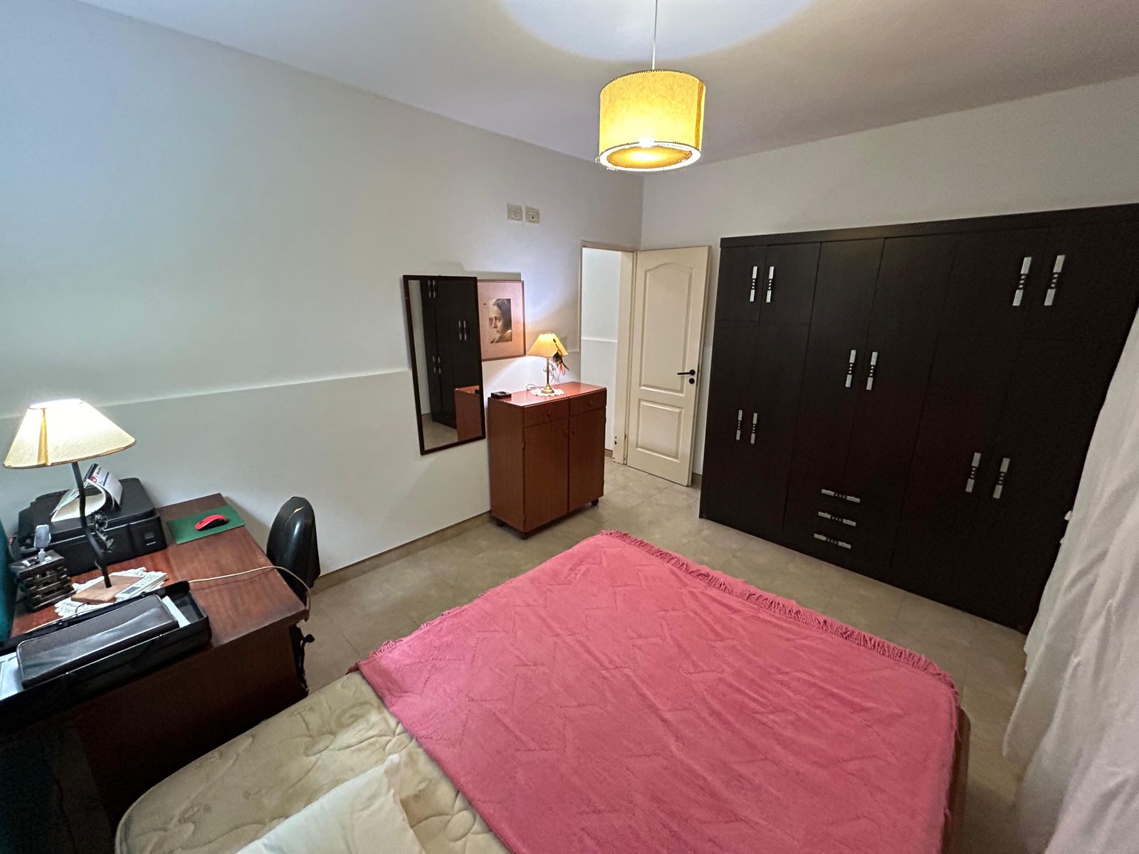 Amplia residencia con departamento independiente y quincho - 11