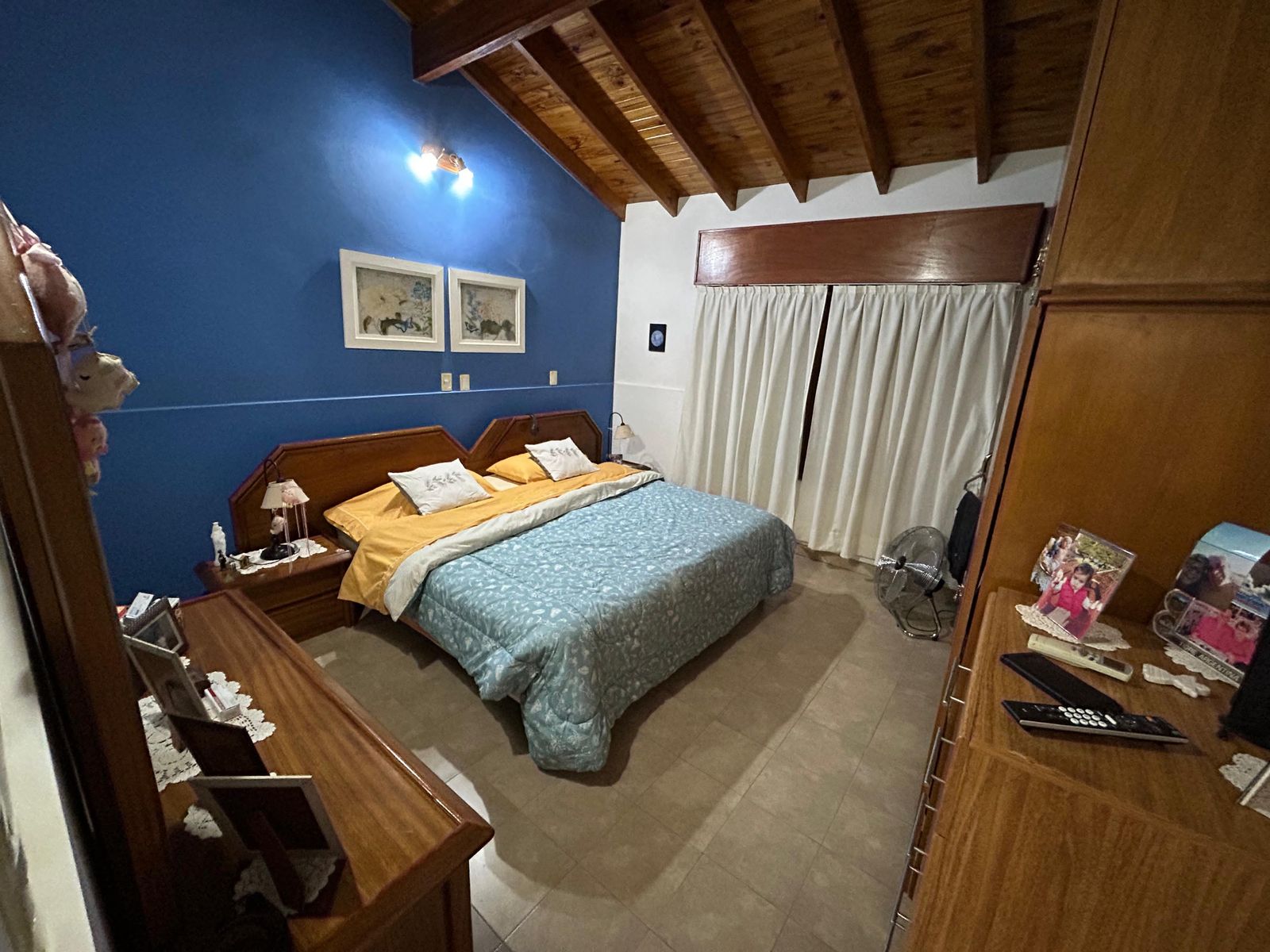 Amplia residencia con departamento independiente y quincho - 12