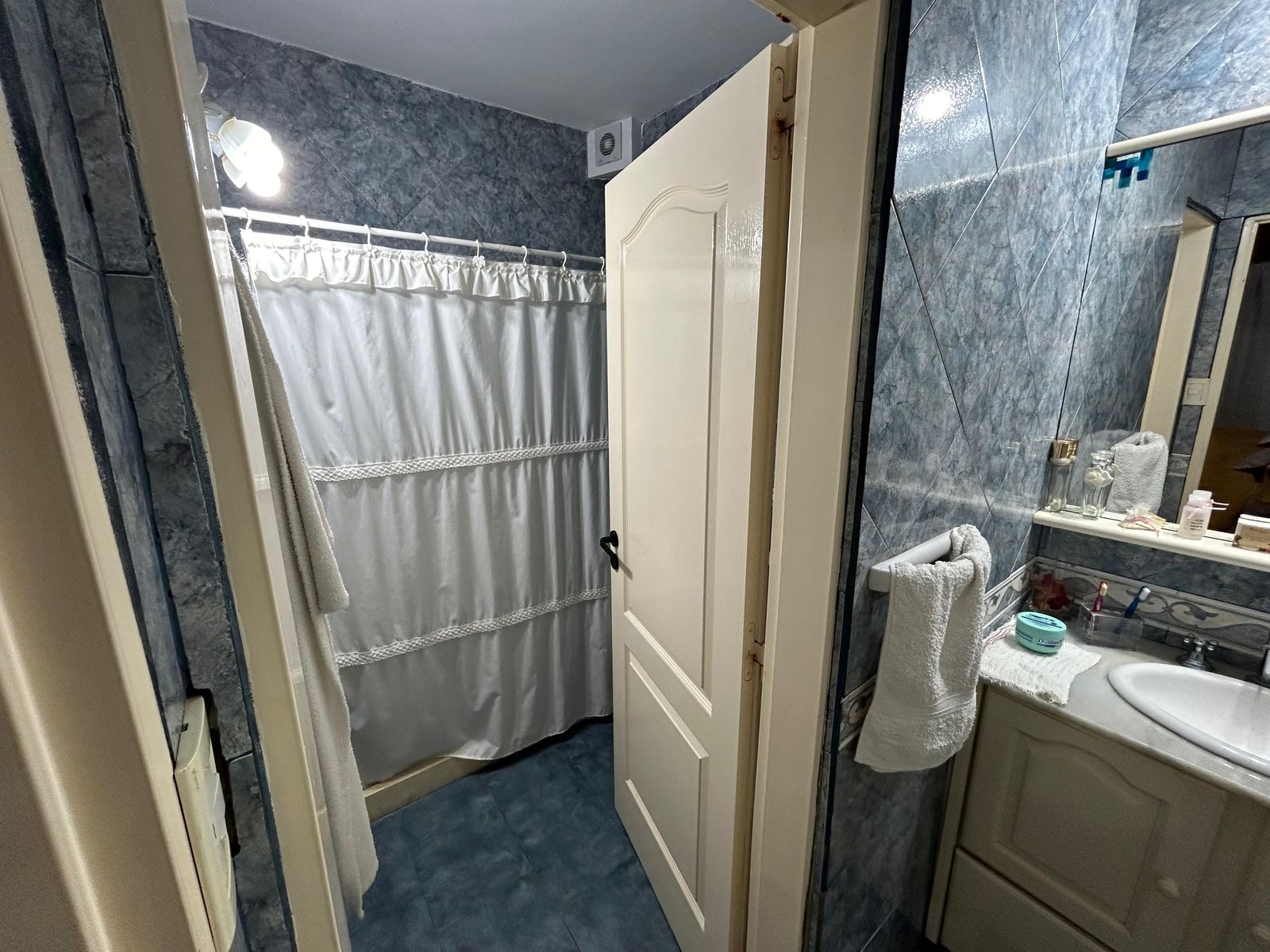 Amplia residencia con departamento independiente y quincho - 13