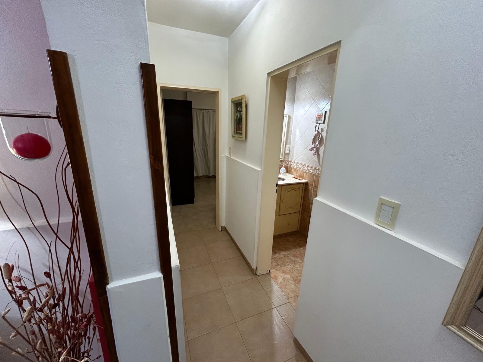 Amplia residencia con departamento independiente y quincho - 15