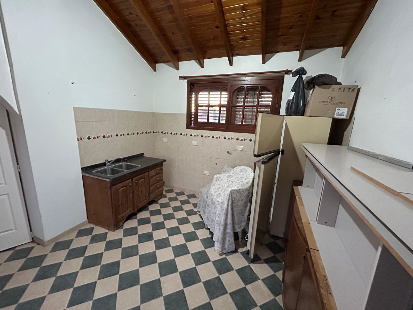 Amplia residencia con departamento independiente y quincho - 16