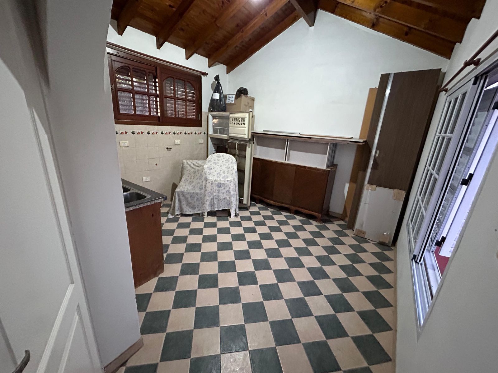 Amplia residencia con departamento independiente y quincho - 17