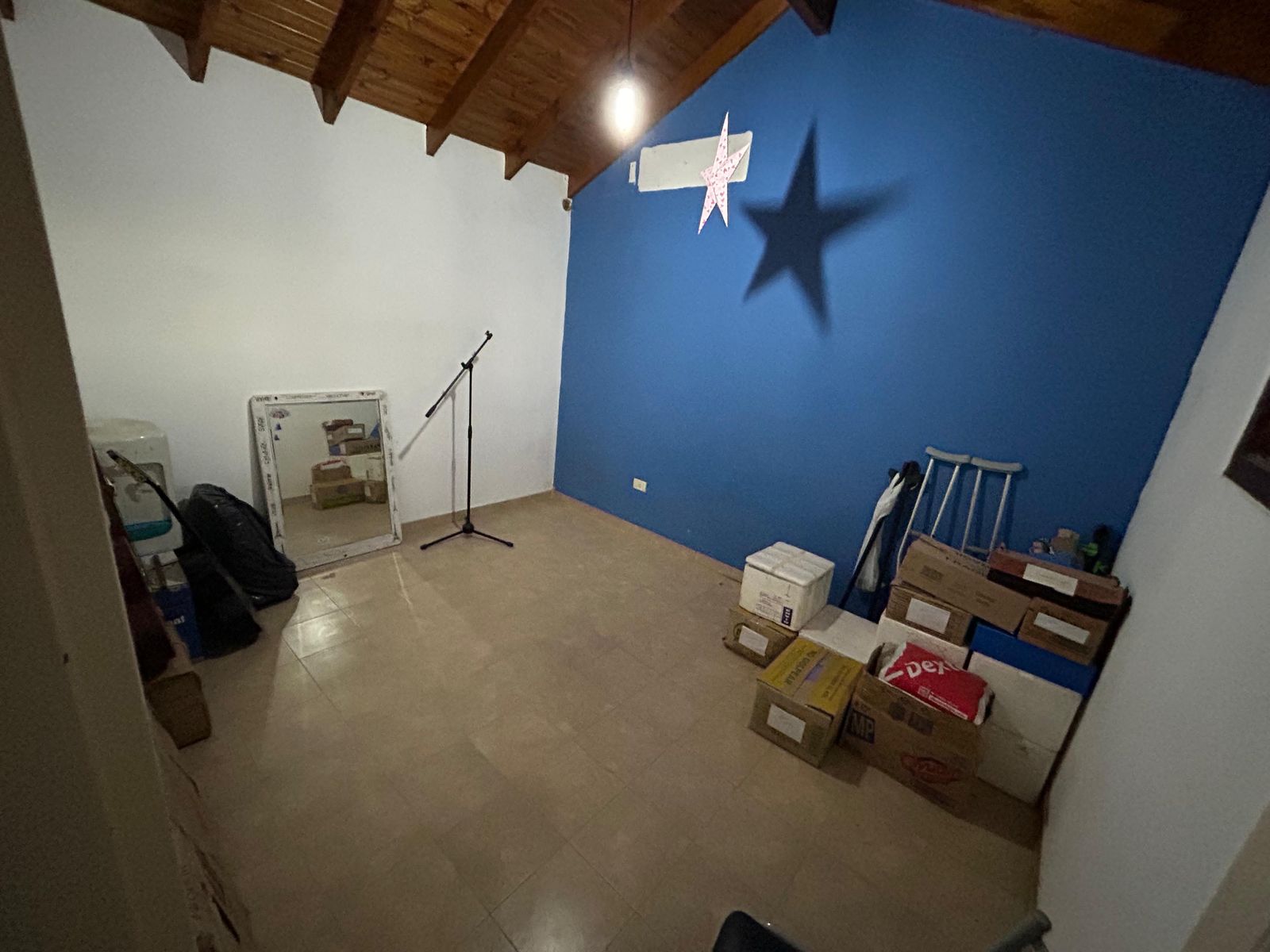 Amplia residencia con departamento independiente y quincho - 19