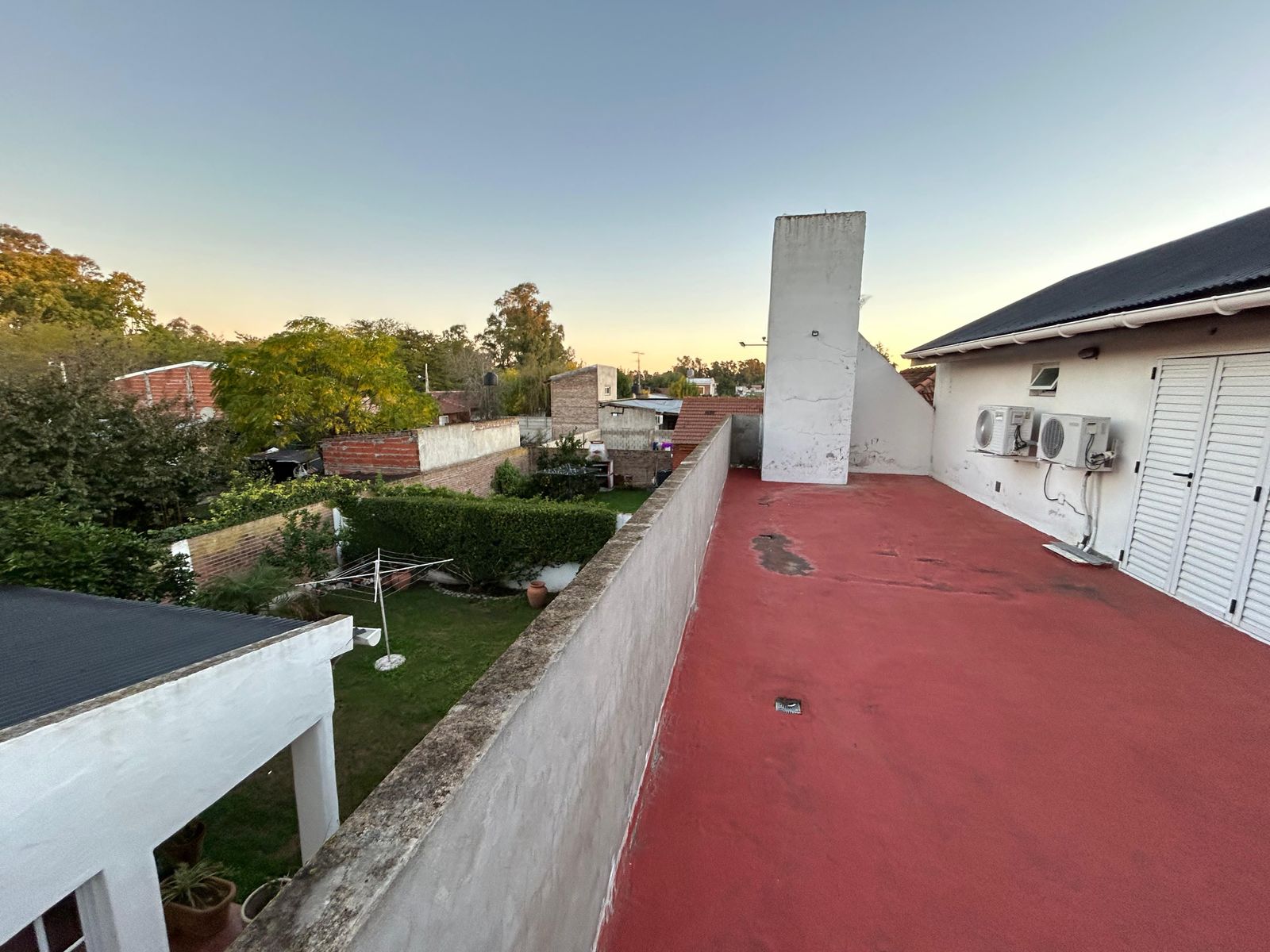 Amplia residencia con departamento independiente y quincho - 21