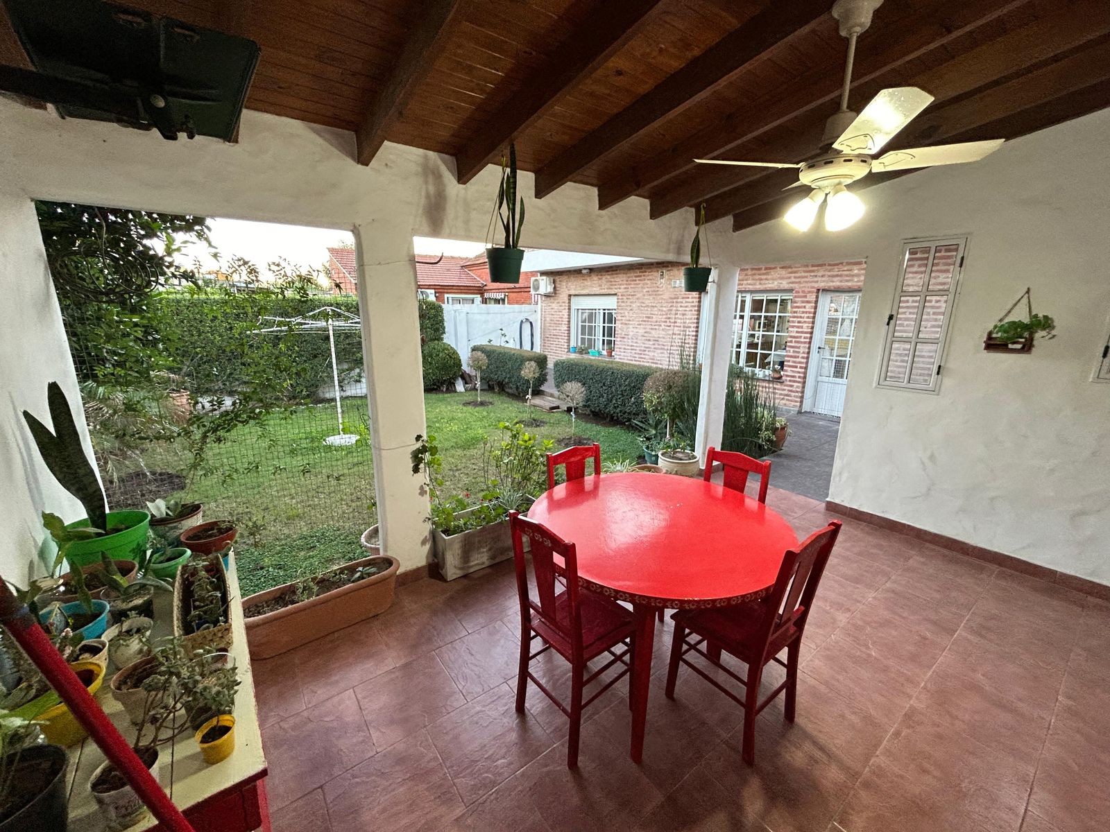 Amplia residencia con departamento independiente y quincho - 22