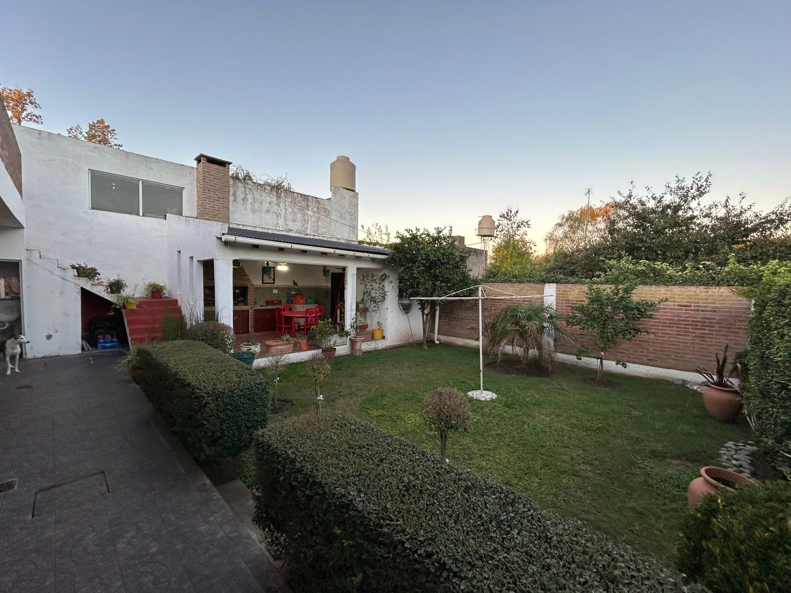 Amplia residencia con departamento independiente y quincho - 23