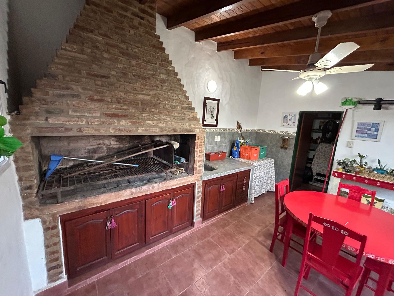 Amplia residencia con departamento independiente y quincho - 24