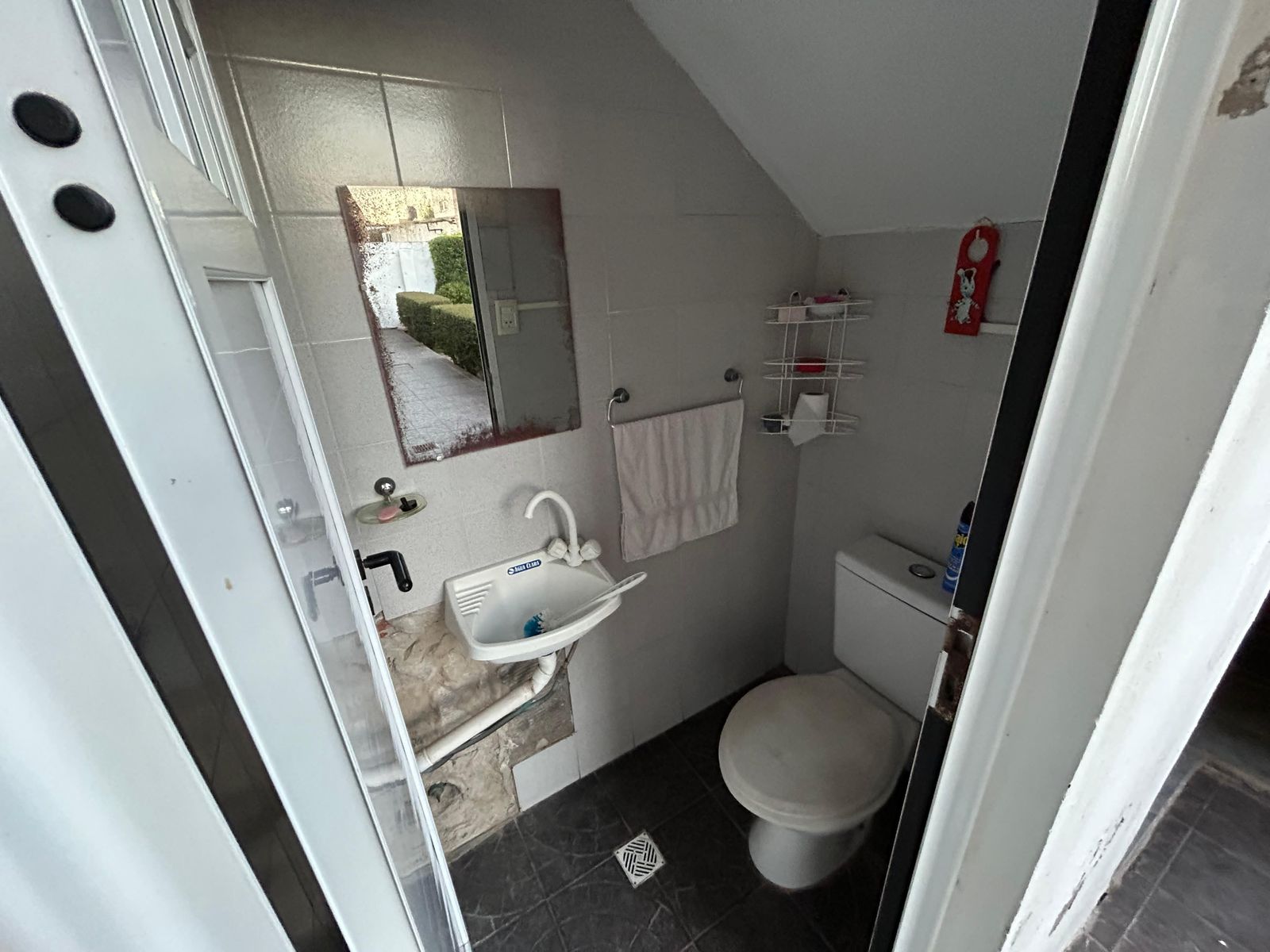 Amplia residencia con departamento independiente y quincho - 26