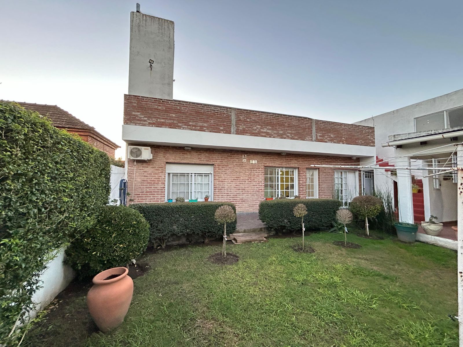 Amplia residencia con departamento independiente y quincho - 27