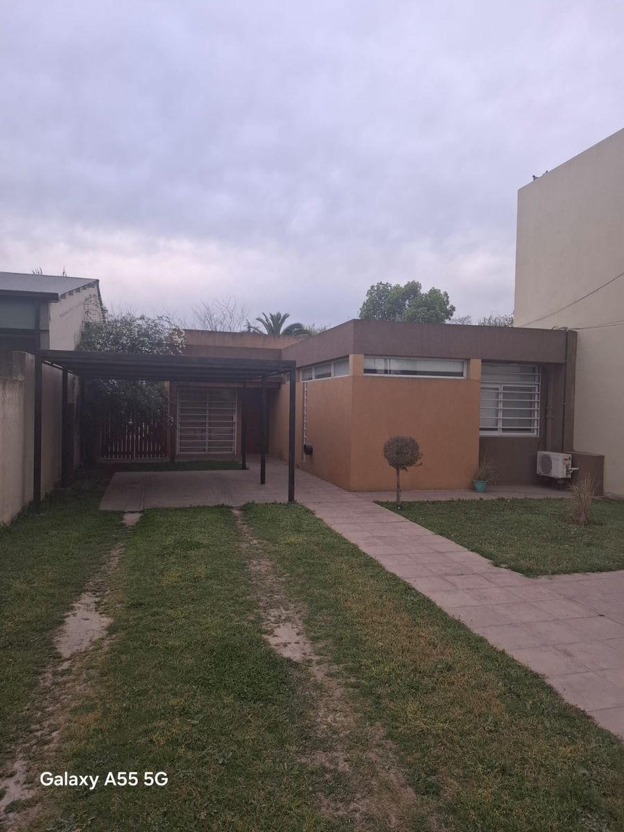 Casa en venta con pileta sobre lote de 606 m² - Apta crédito