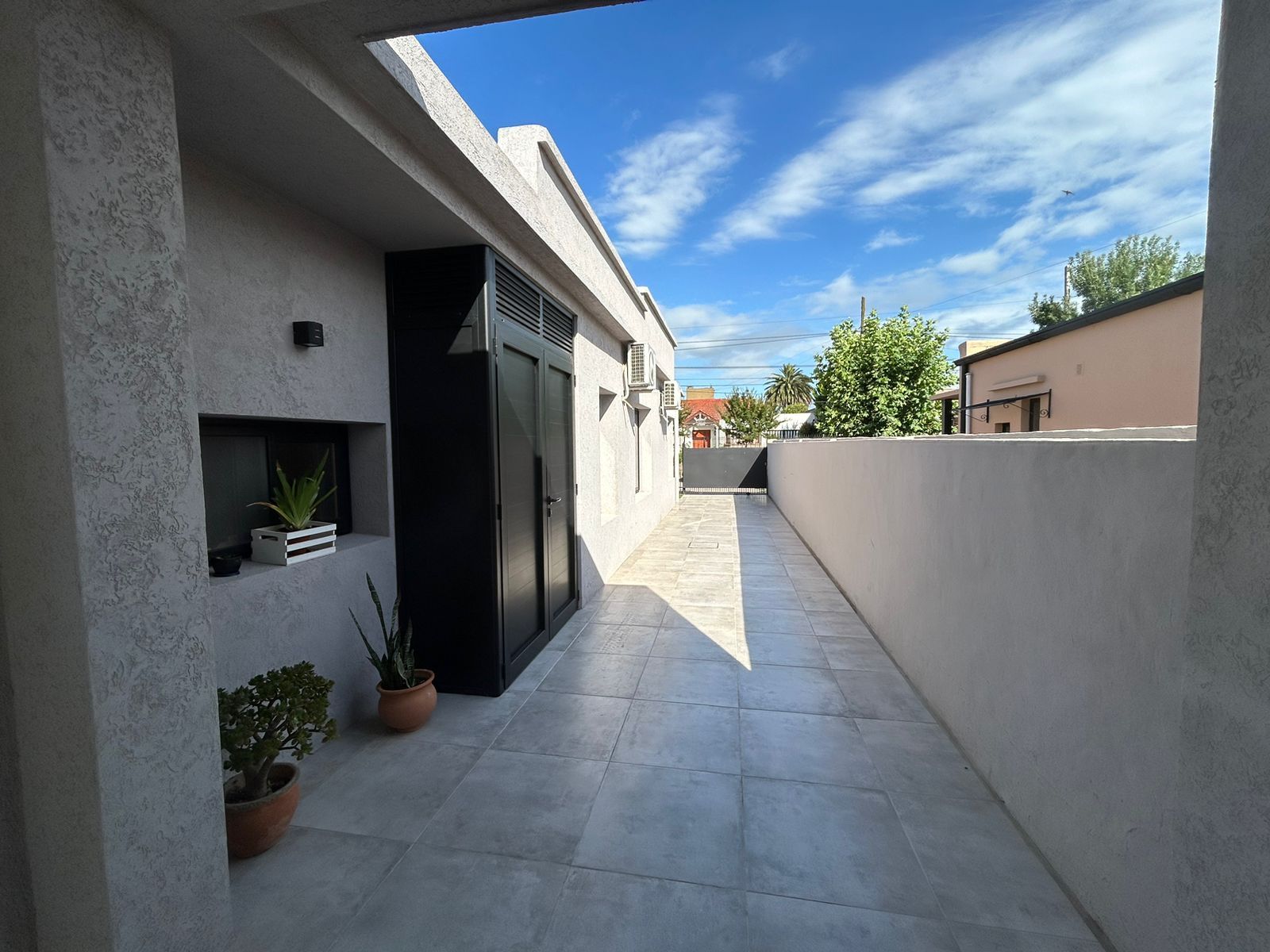 Gran propiedad céntrica de excelente construcción: diseño sólido, pileta y amplios espacios - 3