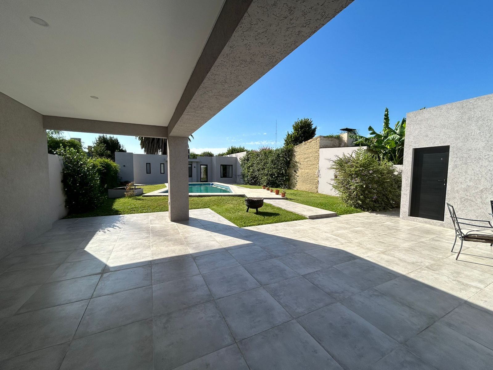 Gran propiedad céntrica de excelente construcción: diseño sólido, pileta y amplios espacios - 4