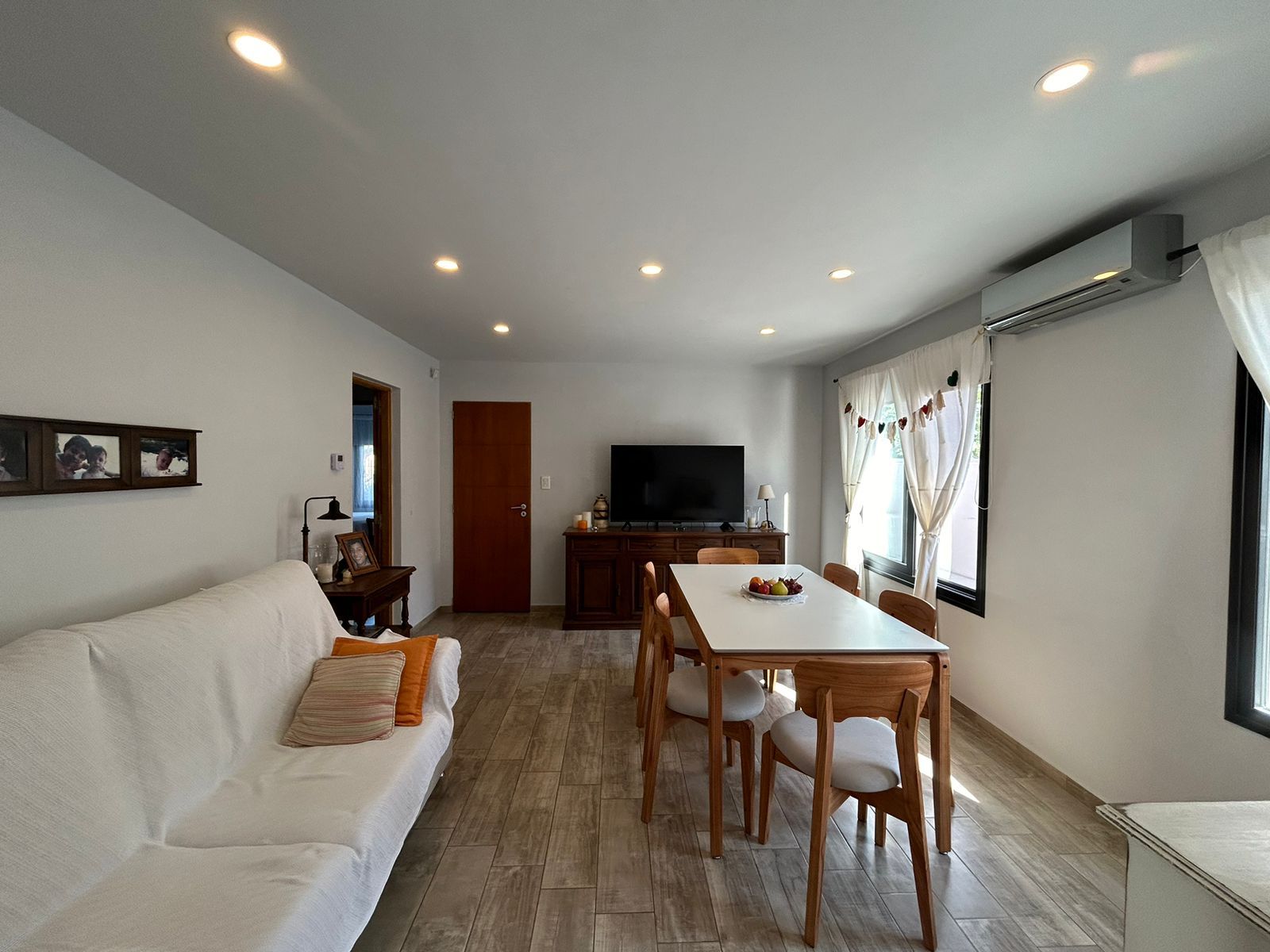 Gran propiedad céntrica de excelente construcción: diseño sólido, pileta y amplios espacios - 6