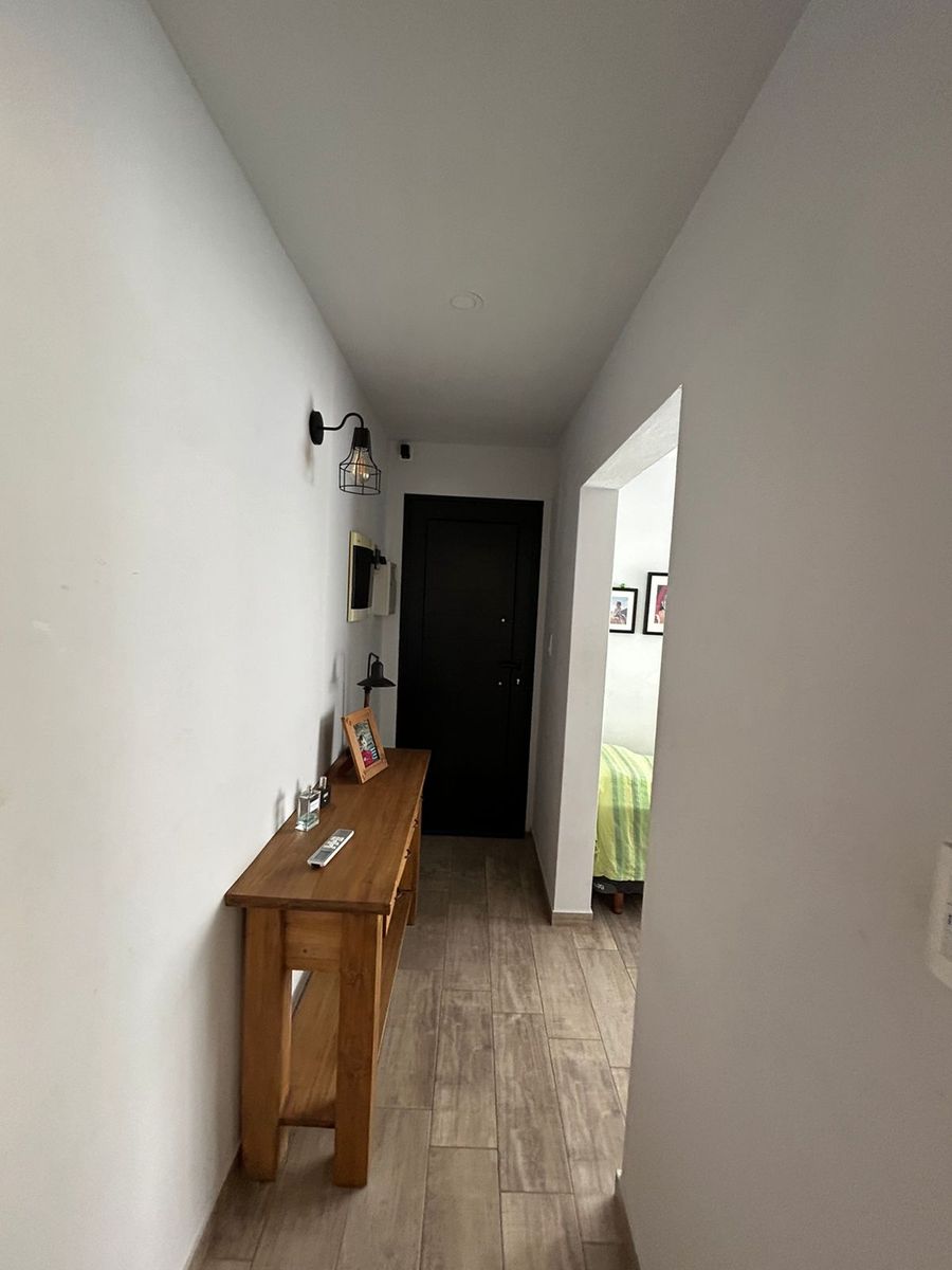Gran propiedad céntrica de excelente construcción: diseño sólido, pileta y amplios espacios - 7