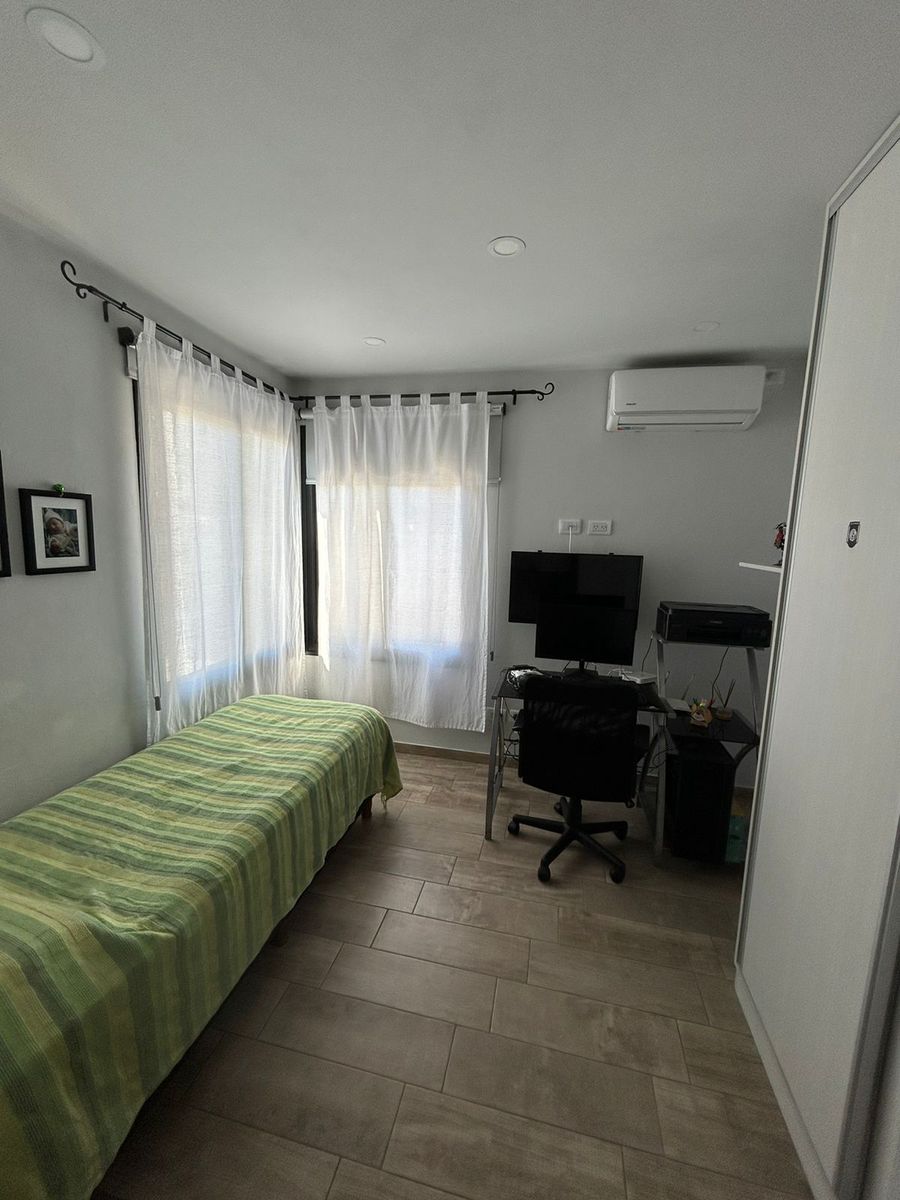 Gran propiedad céntrica de excelente construcción: diseño sólido, pileta y amplios espacios - 8