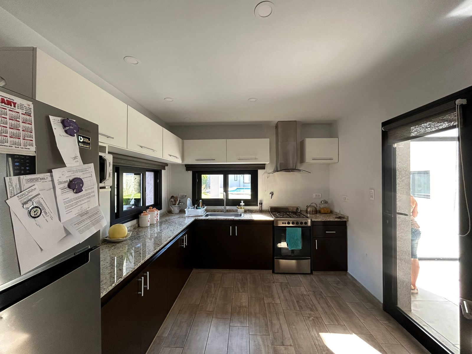 Gran propiedad céntrica de excelente construcción: diseño sólido, pileta y amplios espacios - 12