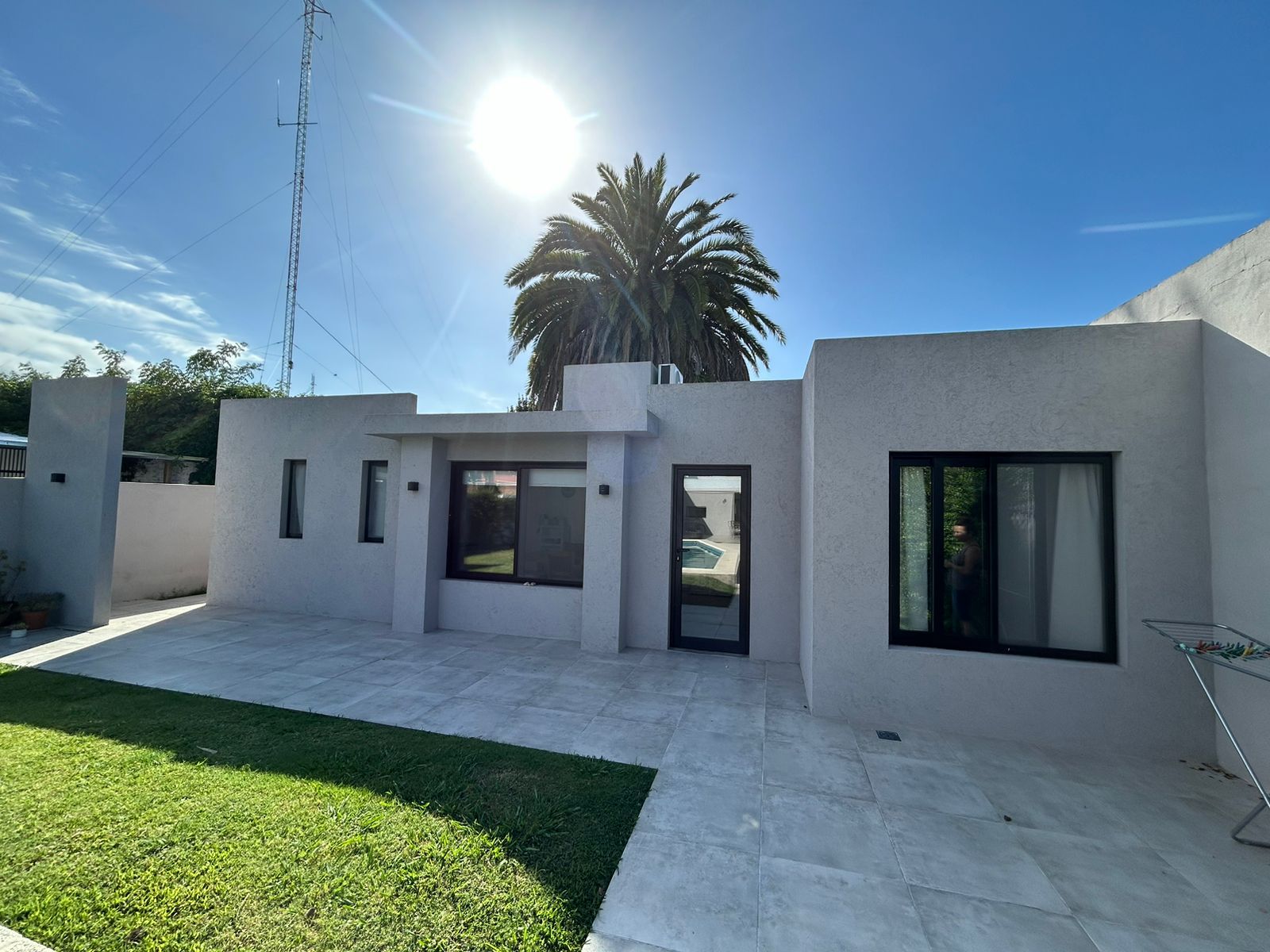 Gran propiedad céntrica de excelente construcción: diseño sólido, pileta y amplios espacios - 13