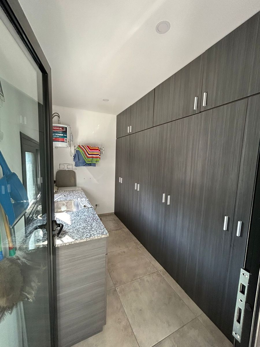 Gran propiedad céntrica de excelente construcción: diseño sólido, pileta y amplios espacios - 18