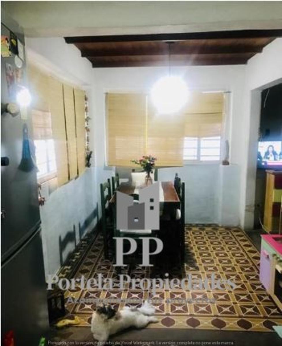 AMPLIO LOTE DE 8.66 X 50 METROS CON 3 CASAS EN CASTELAR SUR — foto 4