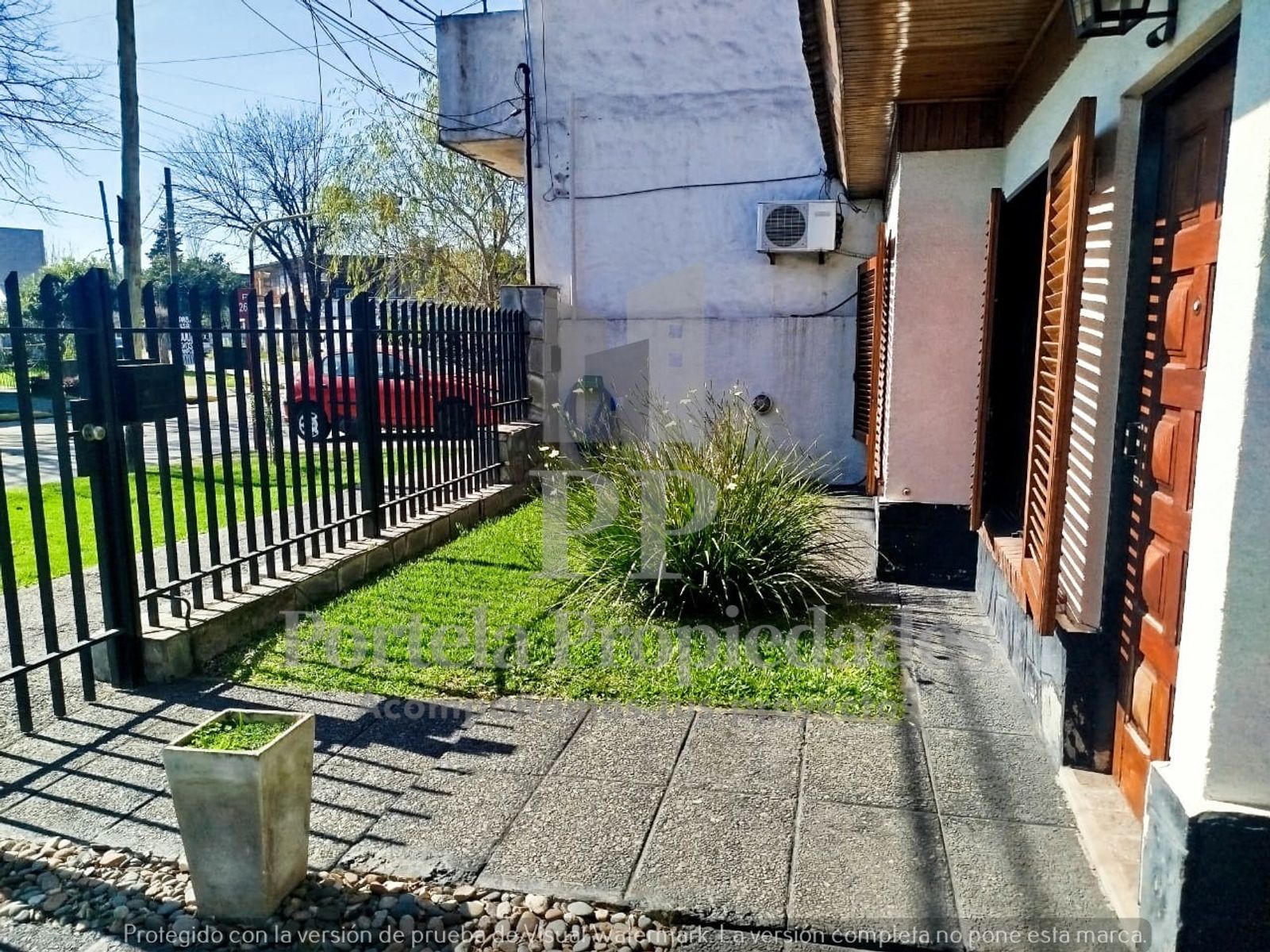 CHALET DE 4 AMBIENTES CON PILETA Y QUINCHO EN ITUZAINGÓ — foto 2