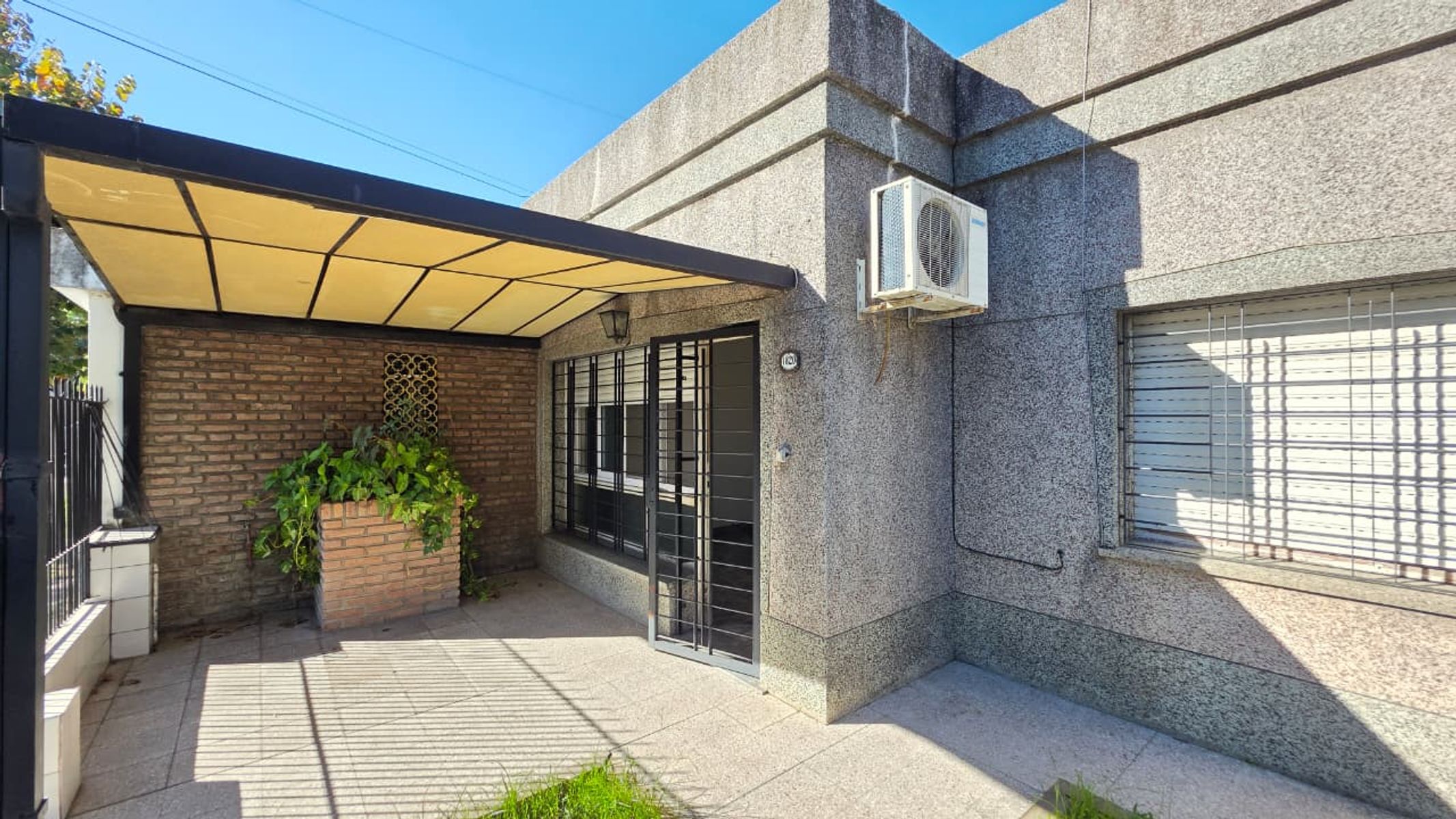 CASA 4 AMBIENTES EN VENTA EN CASTELAR NORTE - 2