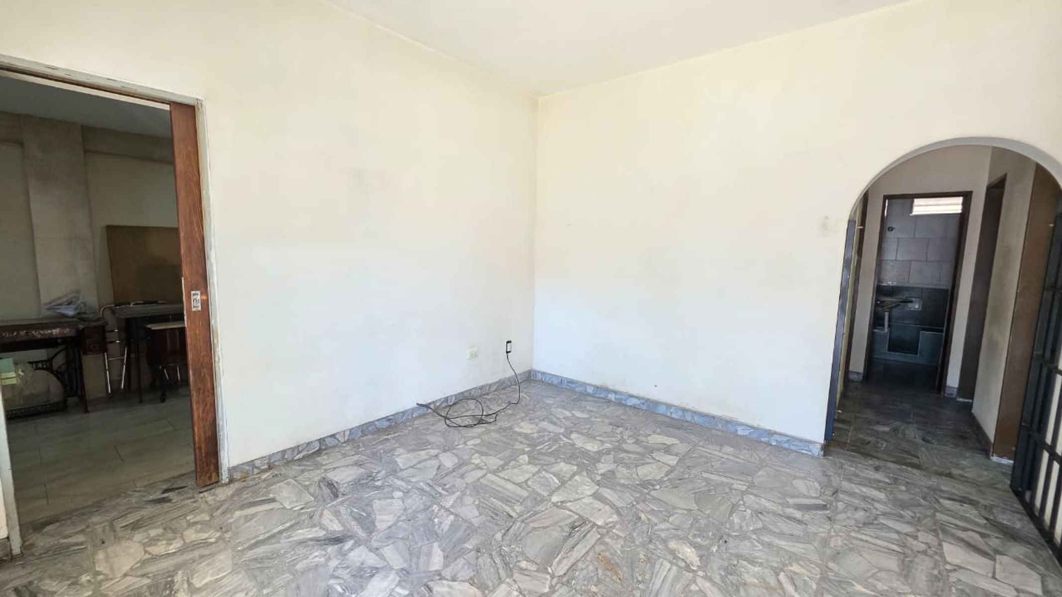 CASA 4 AMBIENTES EN VENTA EN CASTELAR NORTE - 3