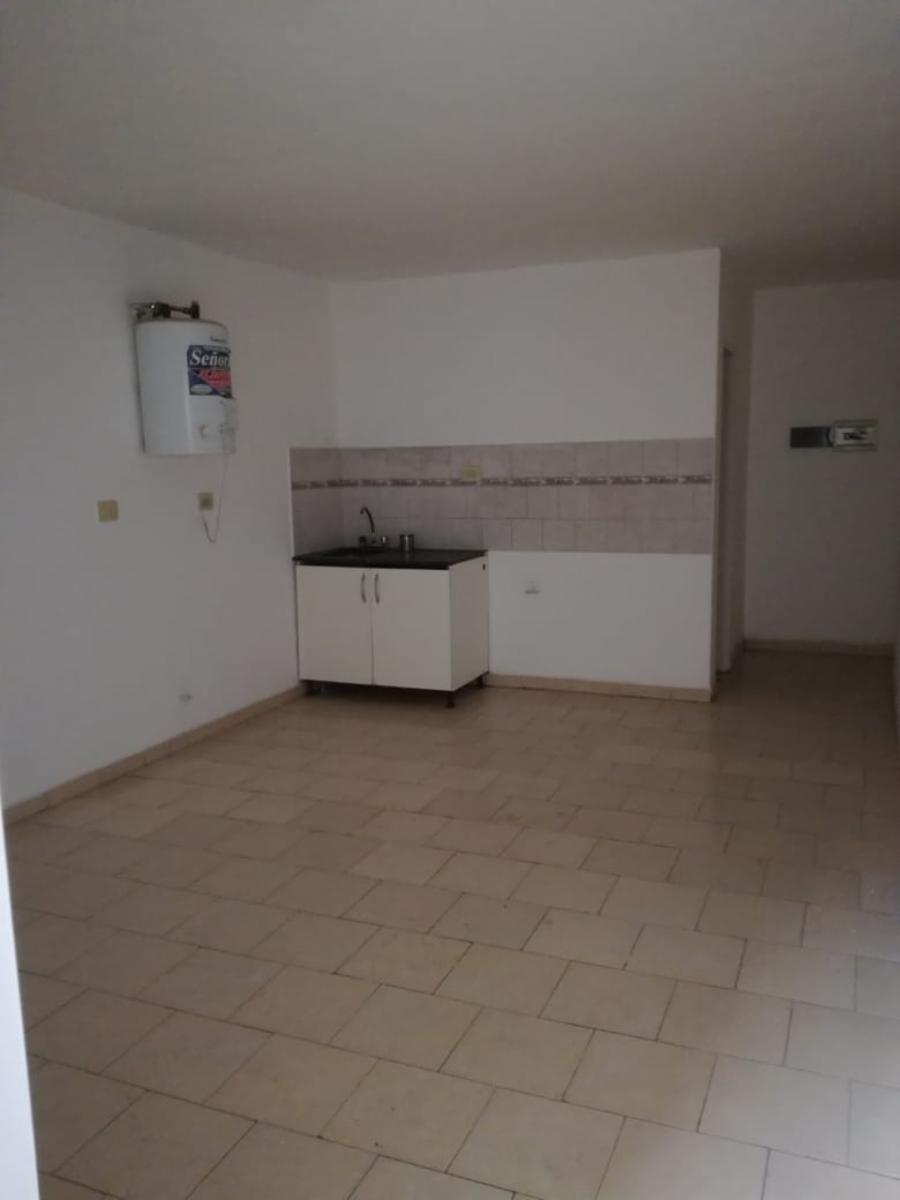 VENTA DEPARTAMENTO DE DOS AMBIENTES EN TESEI LIMITE CON CASTELAR, CON PILETA Y TERRAZA. U$S 32000 PEQUEÑA FINANCIACION — foto 3