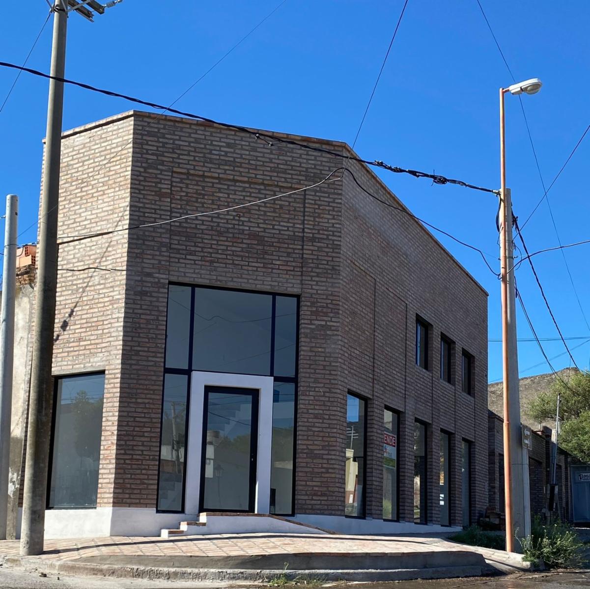 Excelente local comercial en Carmen de Patagones - 1