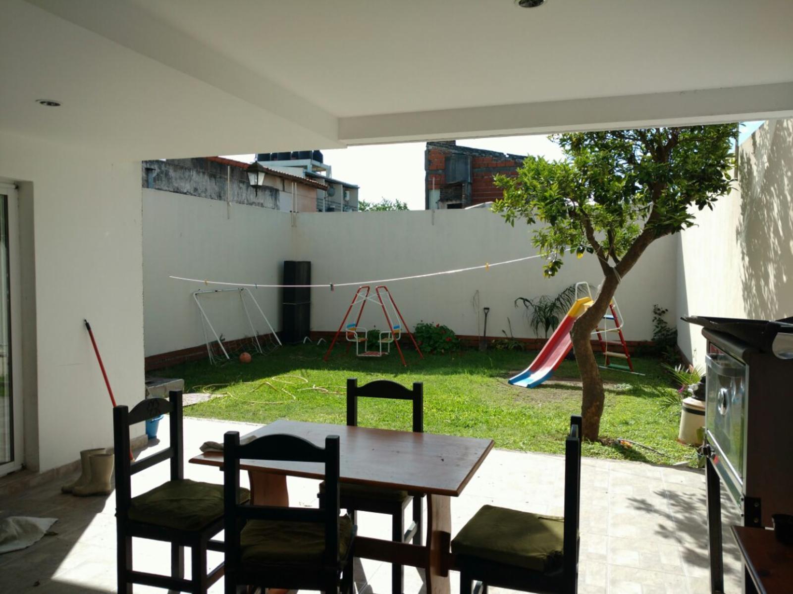 Impactante Casa De 4 Ambientes En Villa Luzuriaga — foto 2