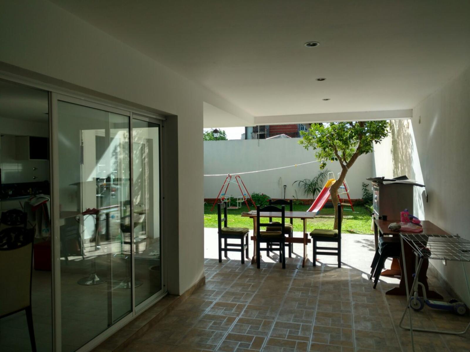 Impactante Casa De 4 Ambientes En Villa Luzuriaga — foto 3