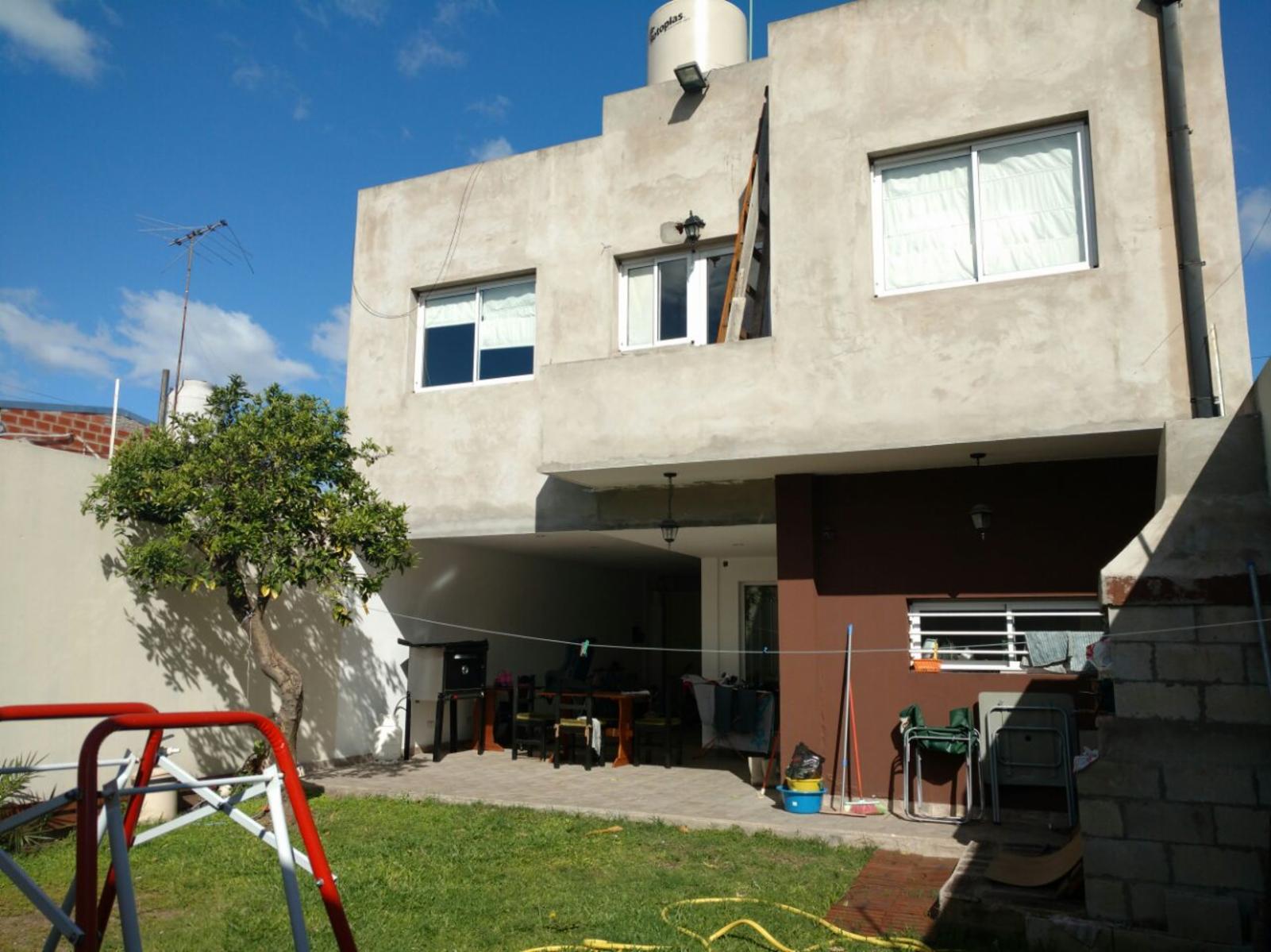 Impactante Casa De 4 Ambientes En Villa Luzuriaga — foto 4