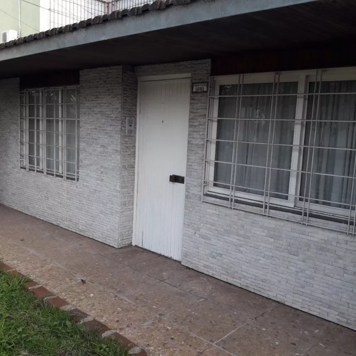 Casa De 3 Ambientes Con Cochera A Reciclar En Venta — foto 3