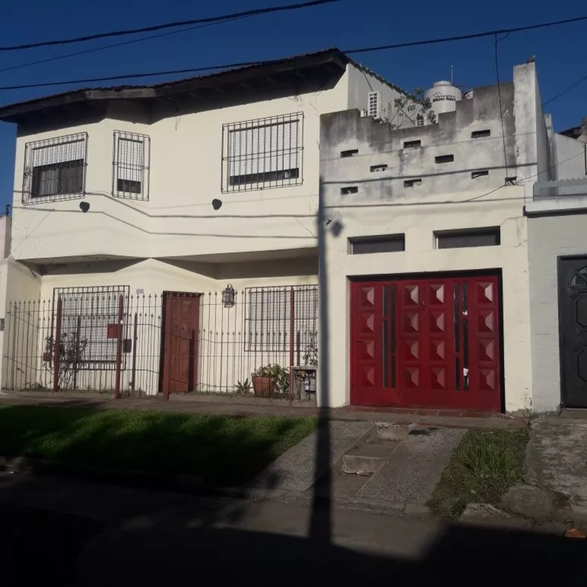 Casa de 4 ambientes en dos planta con cochera