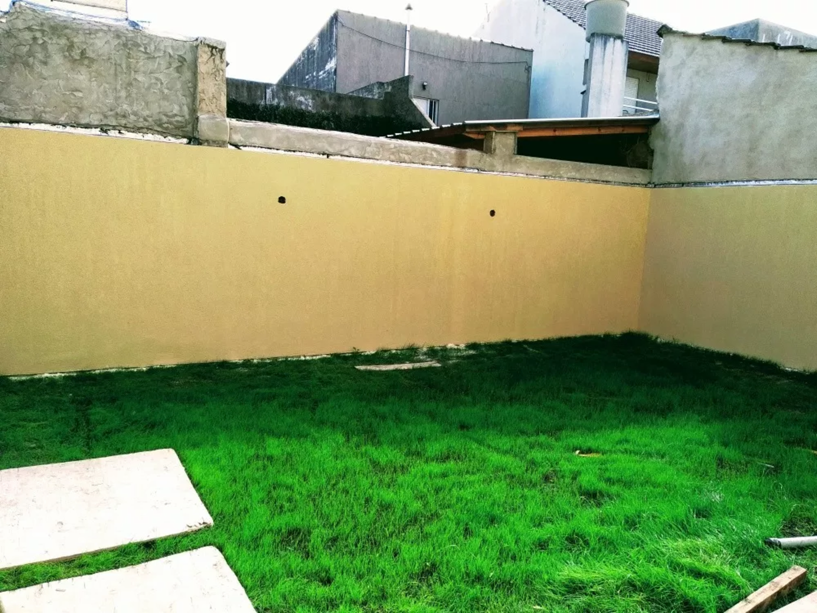 Excelente departamento de 3 ambientes al contrafrente con doble patio, uno al frente de la unidad y amplio fondo verde