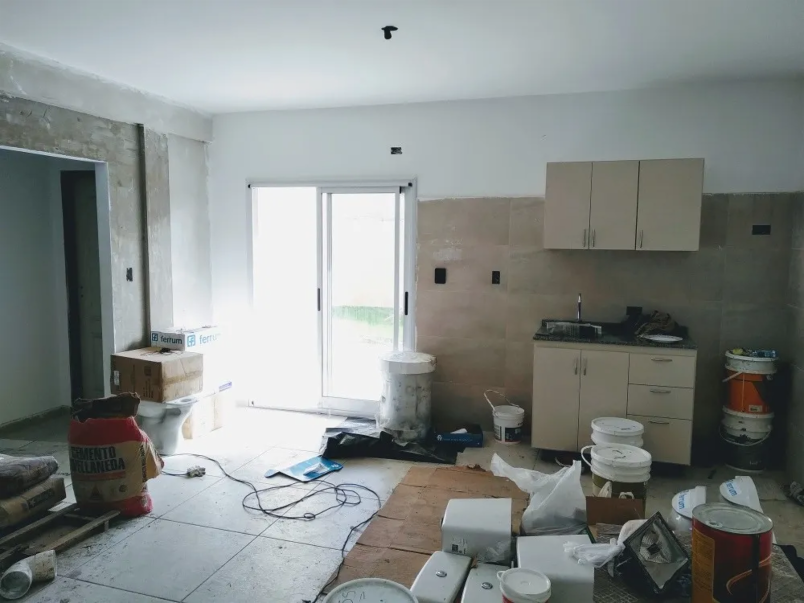 Excelente departamento de 3 ambientes al contrafrente con doble patio, uno al frente de la unidad y amplio fondo verde — foto 7