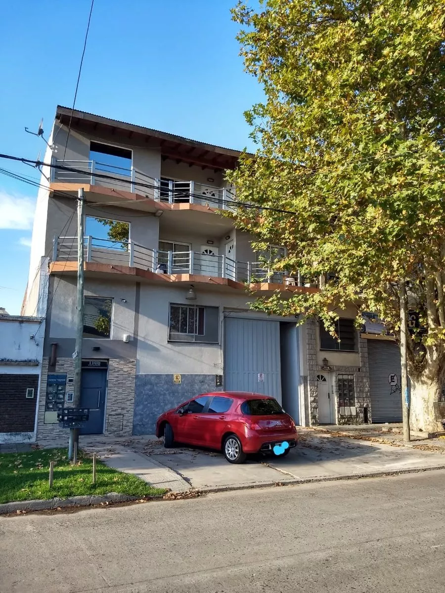 Excelente galpón de 300mts2 + 6 deptos de 2 y 3 ambientes en Venta