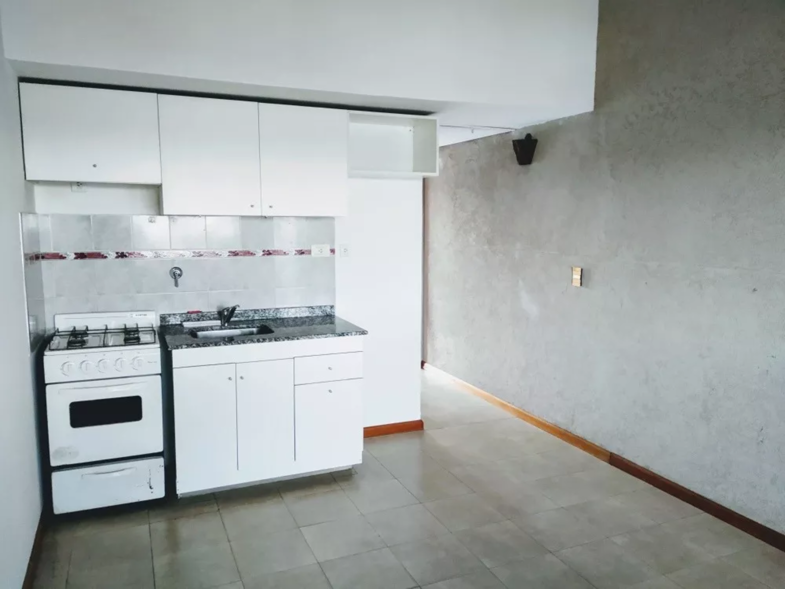 Excelente galpón de 300mts2 + 6 deptos de 2 y 3 ambientes en Venta — foto 2