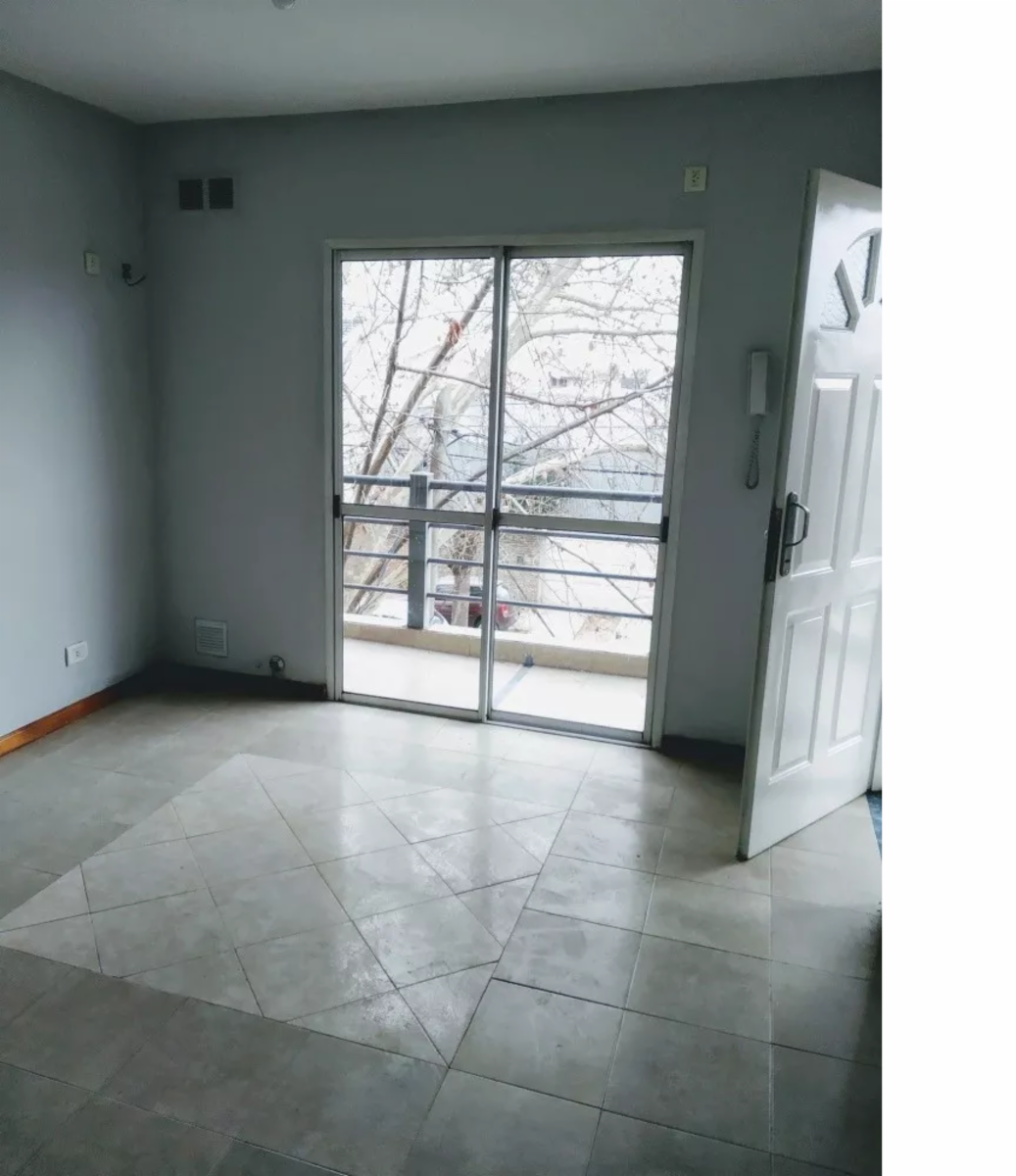 Excelente galpón de 300mts2 + 6 deptos de 2 y 3 ambientes en Venta — foto 3