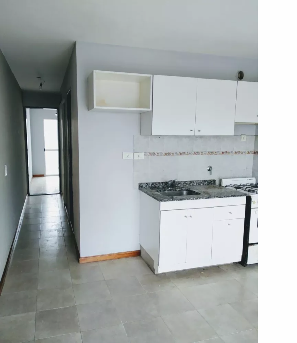 Excelente galpón de 300mts2 + 6 deptos de 2 y 3 ambientes en Venta — foto 4
