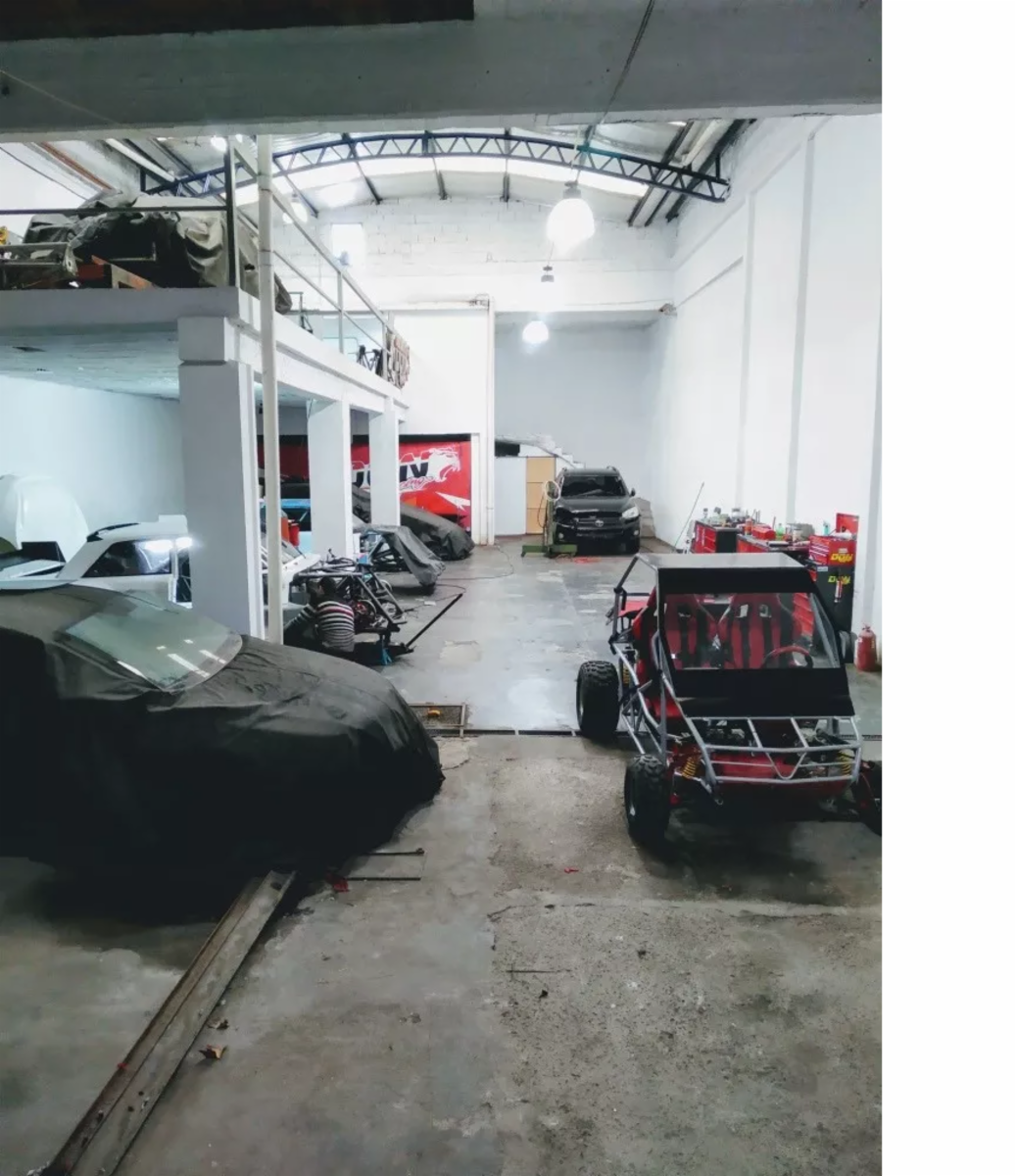Excelente galpón de 300mts2 + 6 deptos de 2 y 3 ambientes en Venta — foto 5