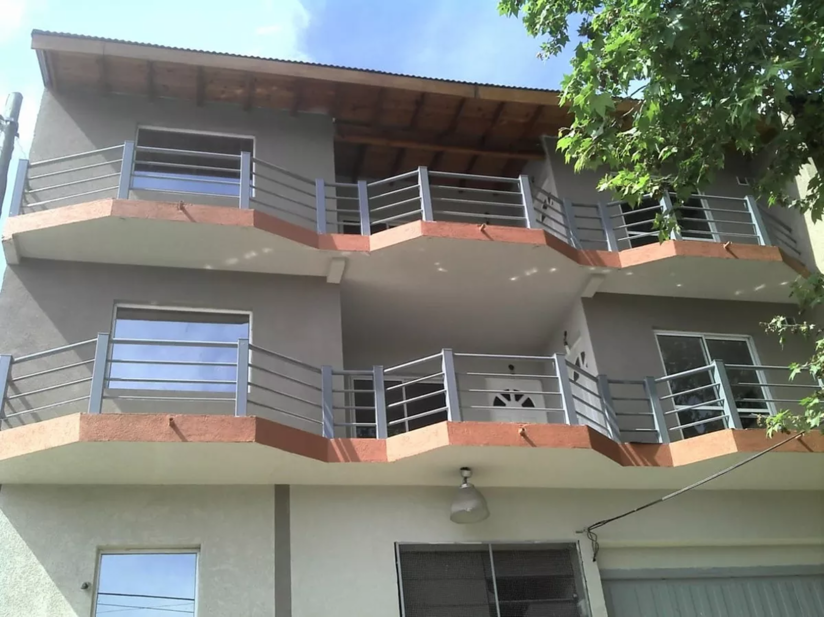 Excelente galpón de 300mts2 + 6 deptos de 2 y 3 ambientes en Venta — foto 7