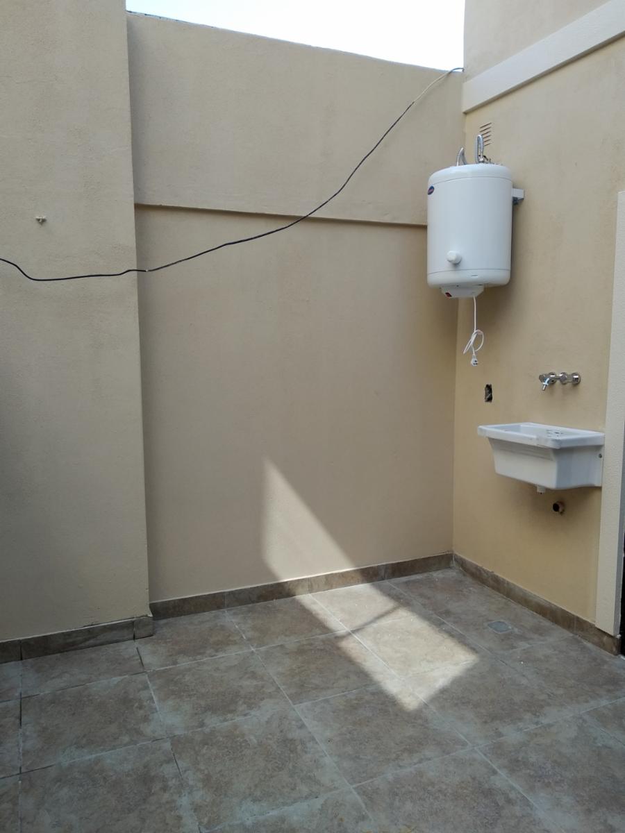 Depto de 2 ambientes con cochera y patio en venta en Ramos Mejia
