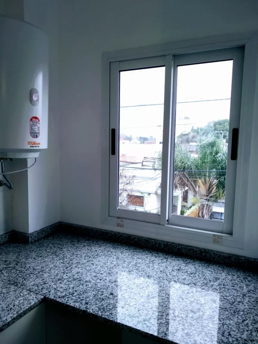 EXCELENTE DEPARTAMENTO DE 2 AMBIENTES EN VENTA AL FRENTE - VILLA LUZURIAGA — foto 2