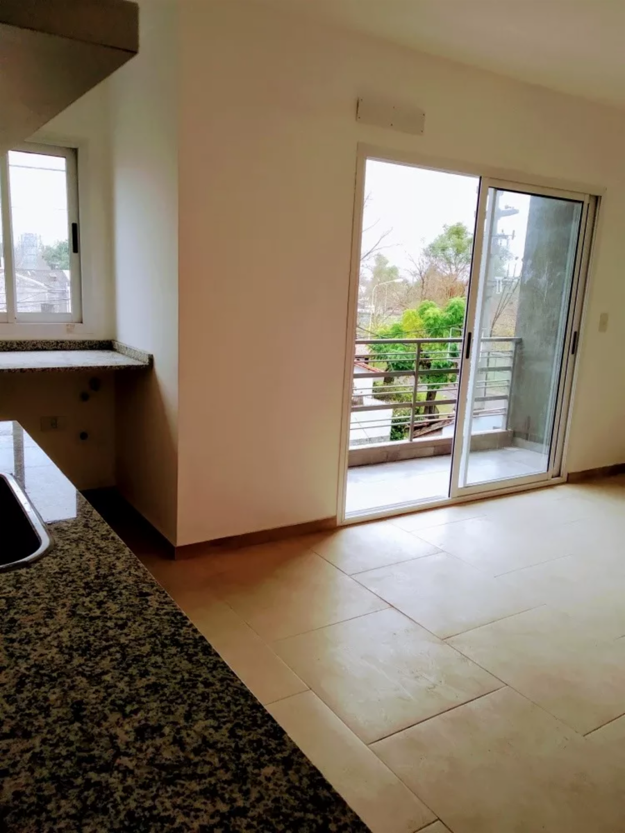 EXCELENTE DEPARTAMENTO DE 2 AMBIENTES EN VENTA AL FRENTE - VILLA LUZURIAGA — foto 3