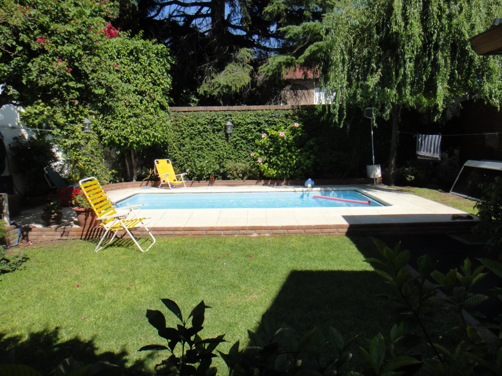 HERMOSA CASA DE CATEGORIA DE 4 AMBIENTES CON FONDO Y PILETA EN VENTA - VILLA LUZURIAGA — foto 2