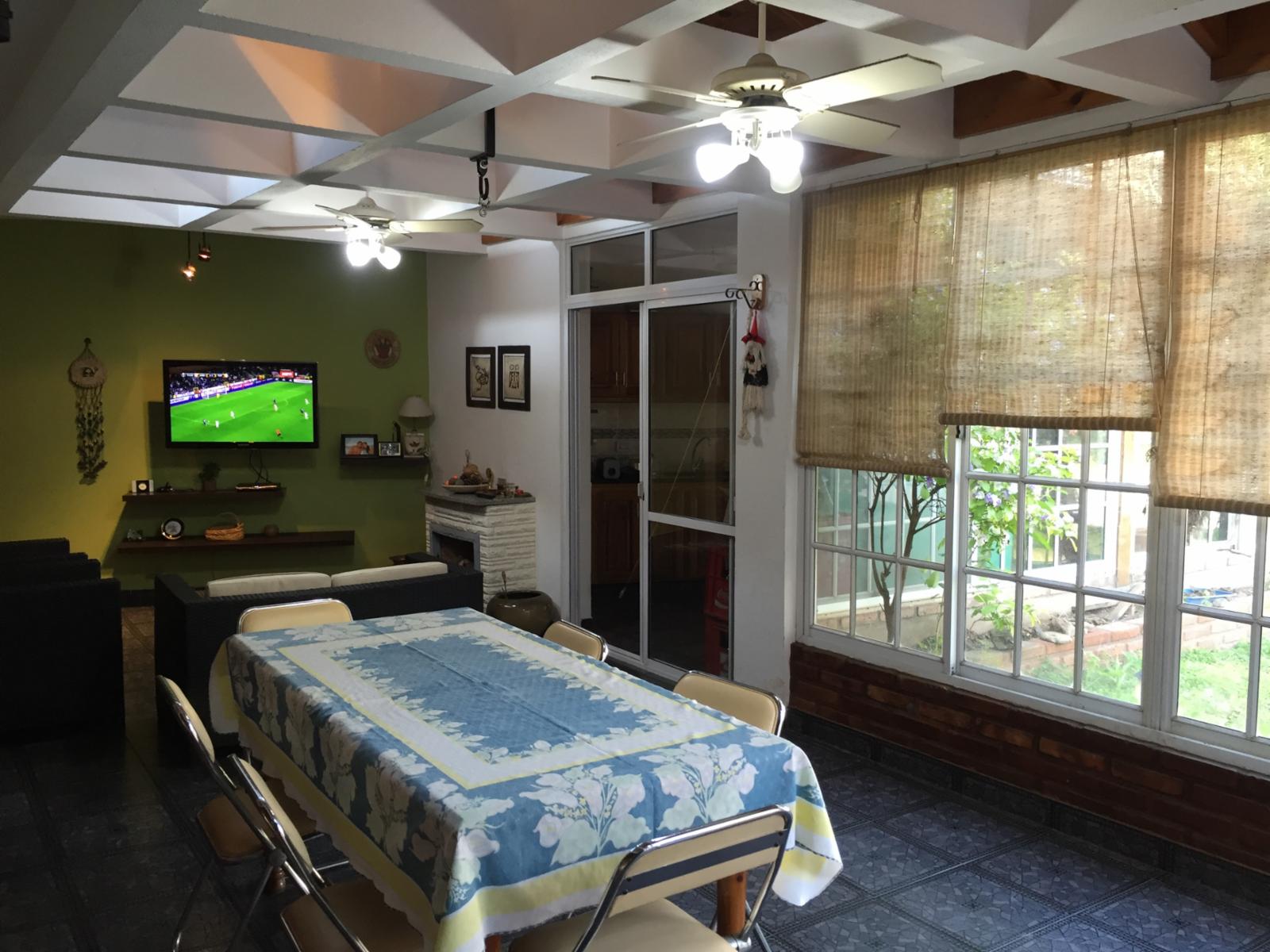 HERMOSA CASA DE CATEGORIA DE 4 AMBIENTES CON FONDO Y PILETA EN VENTA - VILLA LUZURIAGA — foto 3